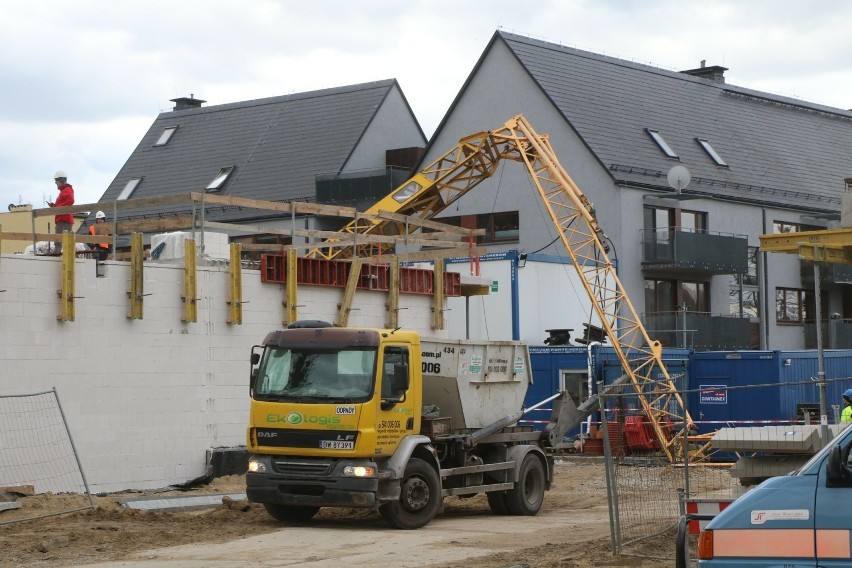 Oj, ale wieje! We Wrocławiu dźwig przewrócił się na budowie (ZOBACZ ZDJĘCIA)