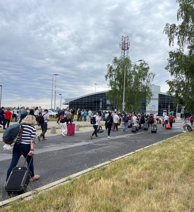 Ewakuacja łódzkiego lotniska. Pasażerka pozostawiła bagaż bez opieki