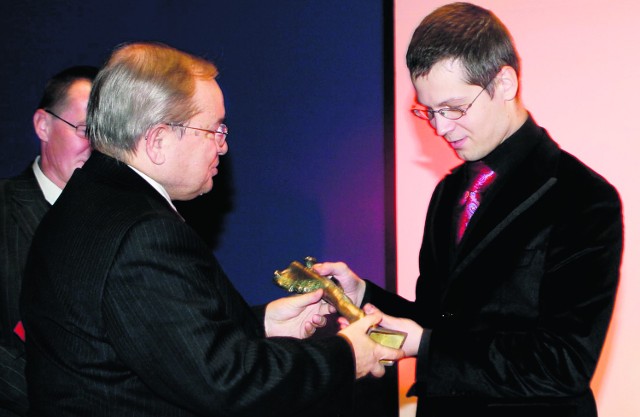 Jacek Dehnel odbiera nagrodę z rąk prof. Jana Malickiego.