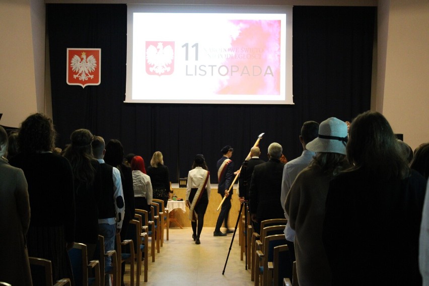 I LO Gniezno. Szkolne obchody 104. rocznicy odzyskania przez Polskę niepodległości