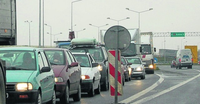 W godzinach szczytu zjazd z autostrady w Tarnowie korkuje się. Dlatego GDDKiA utrzyma zakaz wjazdu na A4 dla ciężarówek.