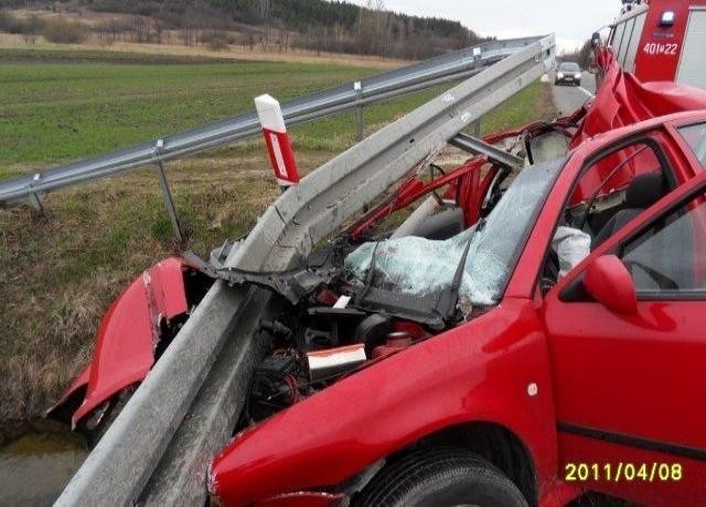 Wypadek w Mikułowicach.  Auto uderzyło w metalową barierę [zdjęcia]