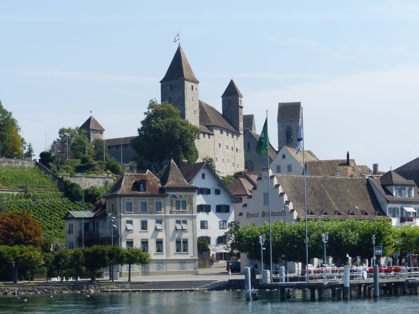 Widok zamku w Rapperswilu od strony jeziora Zurychskiego....