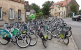 Wrocław. Jedna stacja przepełniona rowerami, inna świeci pustkami...