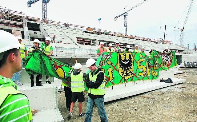 Kibice Śląska dopięli swego i na nowym stadionie będą zielone krzesełka. Teraz będą walczyli o barierki, aby móc wieszać flagi