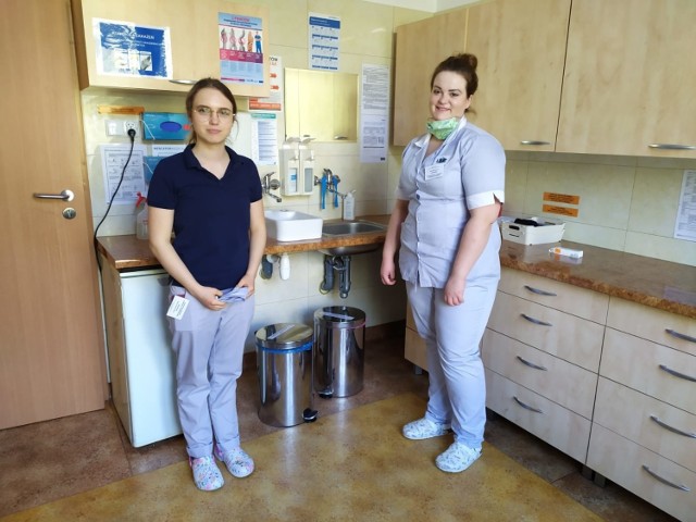 Studentki pielęgniarstwa na Uniwersytecie Zielonogórskim: Katarzyna Szewczenko (z lewej) i Eliza Bierwiczonek podczas wolontariatu w Szpitalu Uniwersyteckim w Zielonej Górze.