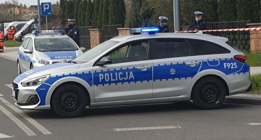 Obywatelskie zatrzymanie. Wysiadł pijany z auta i po chwili zasnął. Kiedy się obudził, groził policjantom! 