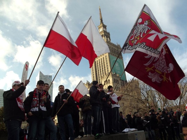 Większość z kilkunastu tysięcy os&oacute;b, kt&oacute;re postanowiły wziąć udział w Marszu Niepodległości miało ze sobą gł&oacute;wnie biało-czerwone flagi. Fot. Piotr Drabik