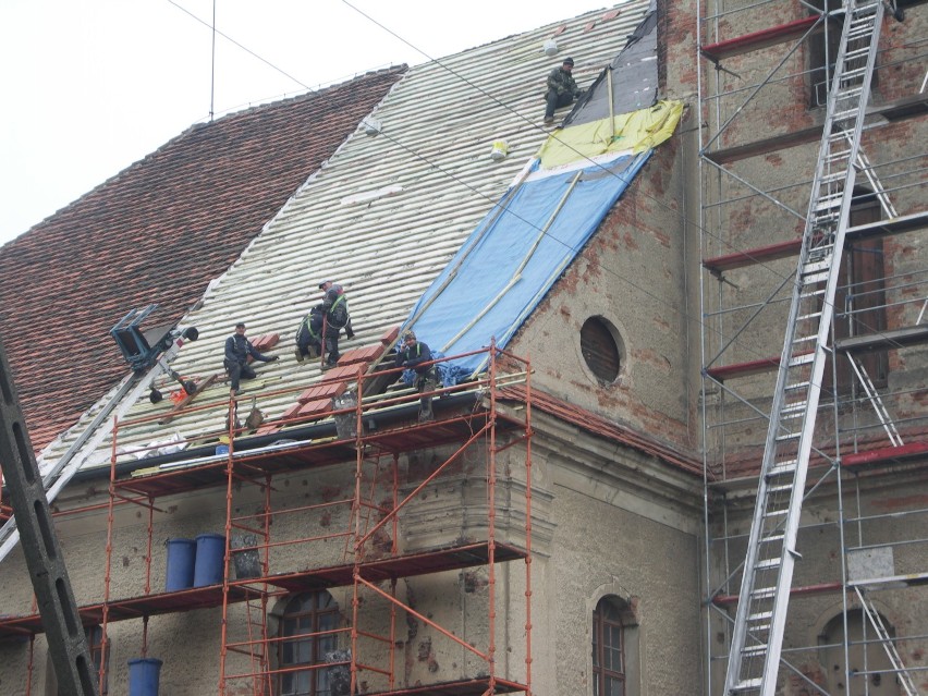ZDUNY: Trwa remont dachu i wieży zabytkowego kościoła poewangelickiego w Zdunach [ZDJĘCIA]