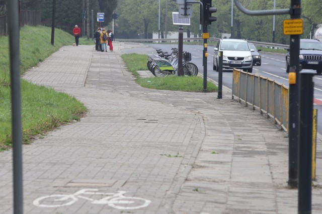 Drogi rowerowe kończące się w chaszczach, przejazdy wpadające na chodnik. Przerwa w asfalcie. To tylko niektóre absurdy rowerowe, które władze Łodzi zafundowały w ostatnich latach cyklistom.

Zobacz na kolejnych slajdach 10 absurdów rowerowych w Łodzi