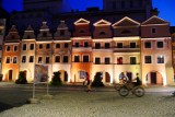 Tak wygląda Legnica, kiedy zapada zmierzch. Zobacz oświetlony rynek, teatr, ratusz, Kozi Staw, Zamek Piastowski [ZDJĘCIA]