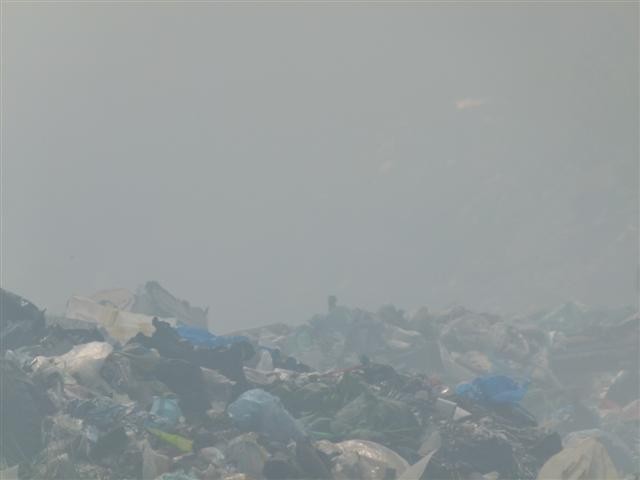 Pożar wysypiska w Mostkach [zdjęcia]