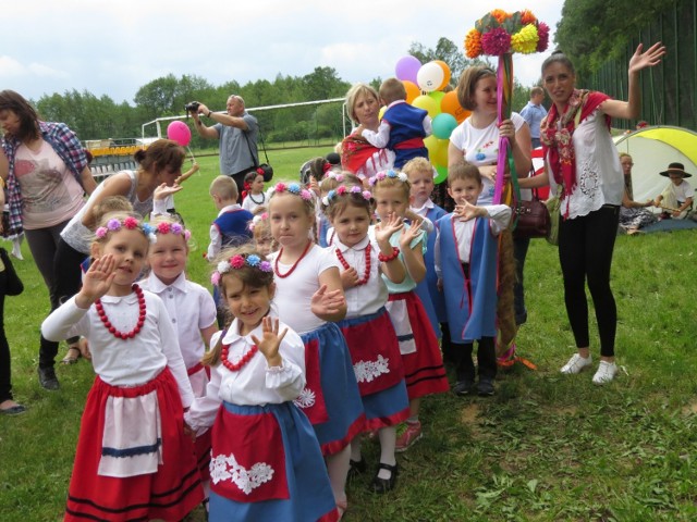 Na stadionie w Stawkach przedszkolaki z niepublicznych placówek w gminie Aleksandrów Kujawski wystąpiły w 6. z kolei Przeglądzie Folkloru Dziecięcego "Głęboka studzienka", prezentując folklor różnych regionów Polski. Śpiewały, tańczyły i recytowały.