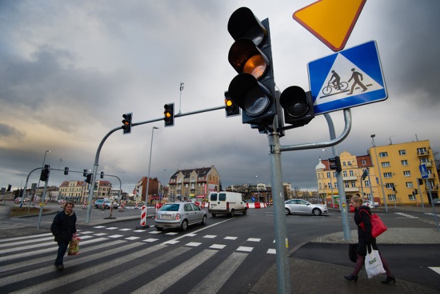 Sygnalizacja na skrzyżowaniu ulic Wybickiego i Sikorskiego w Grudziądzu nie działa od początku kwietnia. I urzędnicy wciąż nie wiedzą, kiedy się to zmieni.