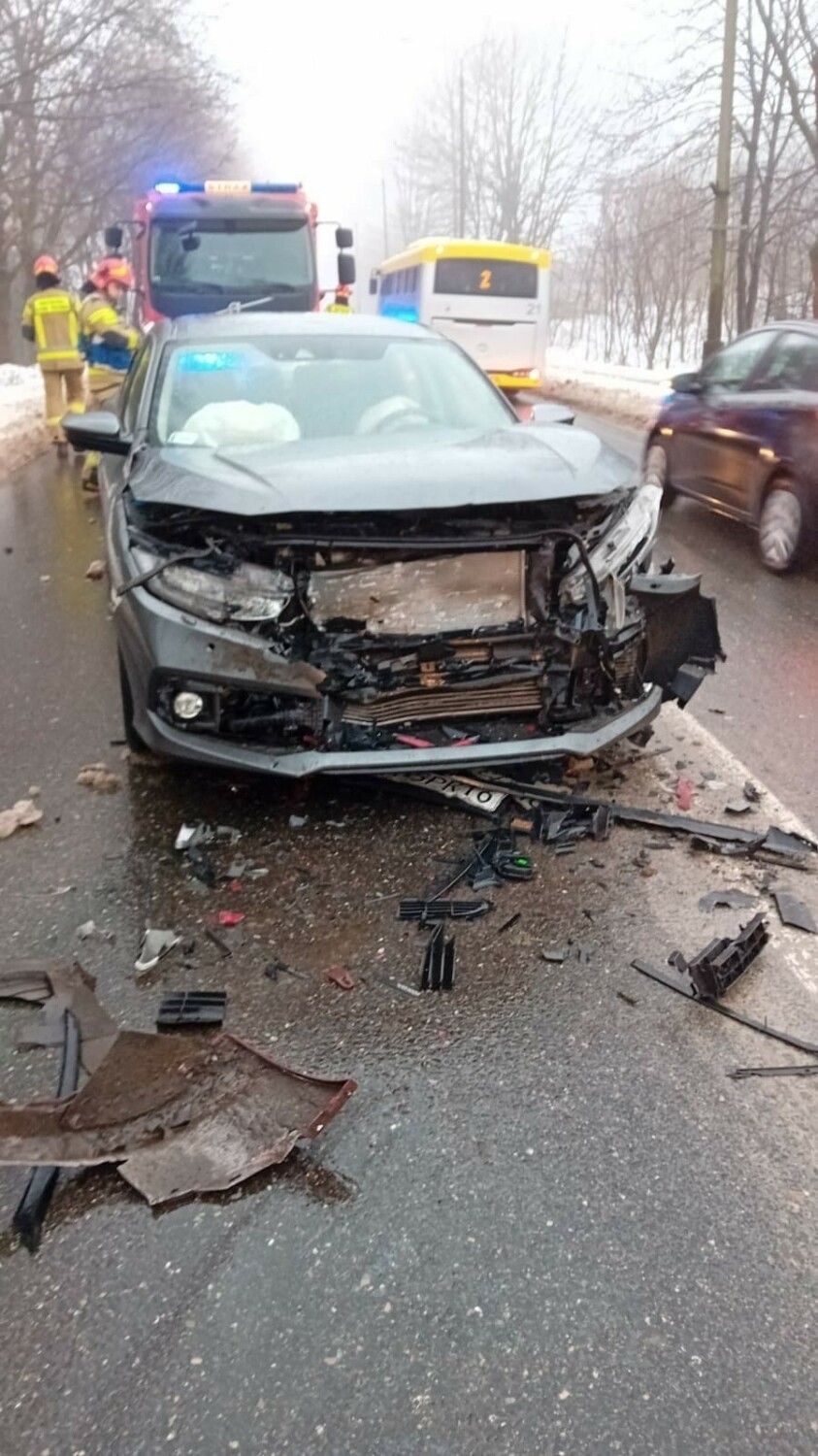 Zderzenie dwóch samochodów na na Alei Tysiąclecia w Olkuszu