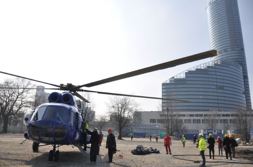 Helikopter nad Sky Tower we Wrocławiu