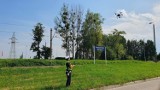 Bezpieczny przejazd w Andrychowie. Policjanci za pomocą drona "patrolowali" okolice przejazdów kolejowych