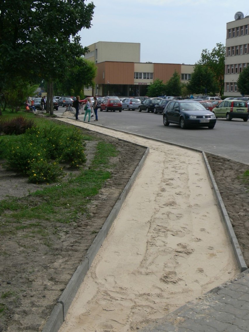 - Nasi pracownicy budują dojście do przystanku autobusowego,...