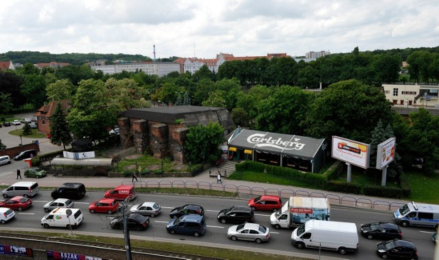 Bastion św. Elżbiety w Gdańsku - obecny widok: billboardy i namiot. Właściciel terenu chce to zmienić