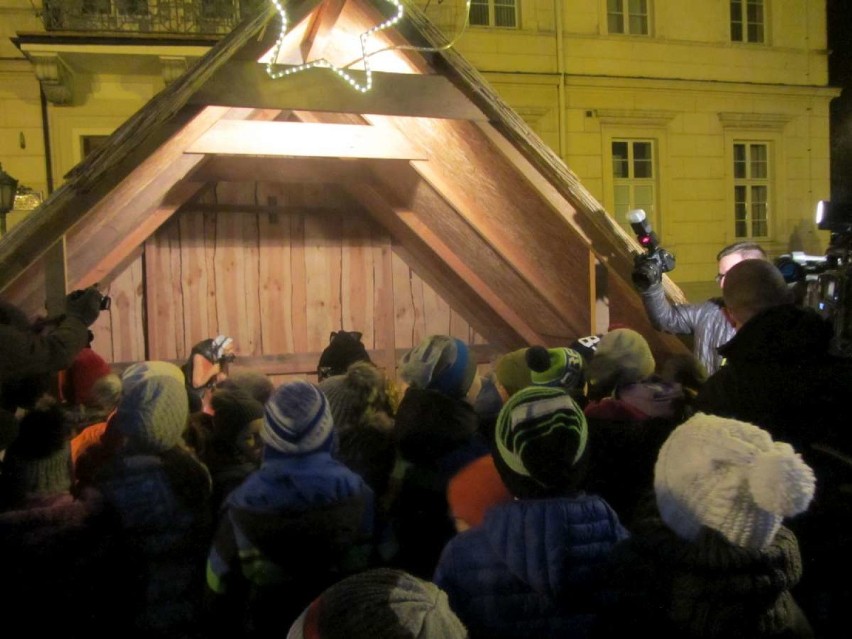 Gniezno: szopka bożonarodzeniowa przed gnieźnieńską katedrą