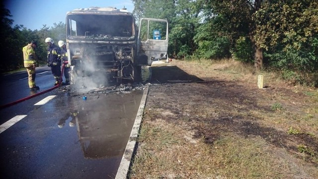 Do pożaru samochodu ciężarowego doszło we wtorek, 3 września, na drodze Zielona Góra - Nowogród Bobrzański.