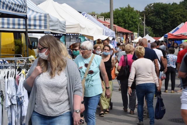 Popularność czwartkowego targowiska przy ulicy Głowackiego w Jędrzejowie nie słabnie. W czwartek 6 sierpnia na targowisku były tłumy. Zwłaszcza w miesiącach wakacyjnych lubimy robić zakupy na zewnątrz, kiedy świeże produkty - głównie owoce i warzywa cieszą nasze oczy. Warto zauważyć, że wielu mieszkańców zakłada maseczki lub przyłbice.

A jakie produkty były najchętniej kupowane w czwartek, 6 sierpnia?

Zobaczcie na zdjęciach>>>>