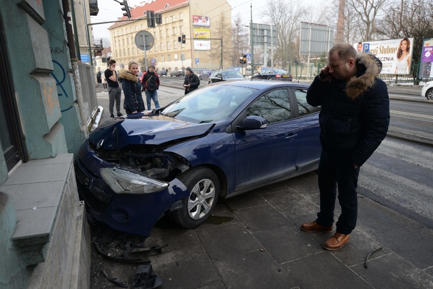 Kraków. Wypadek na ul. Grzegórzeckiej. Samochód wjechał w salon fryzjerski [ZDJĘCIA]