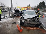 Wypadek na DW 977 w Gromniku. Czołowo zderzyły się dwa samochody osobowe. Na miejscu interweniowały służby ratunkowe [ZDJĘCIA]