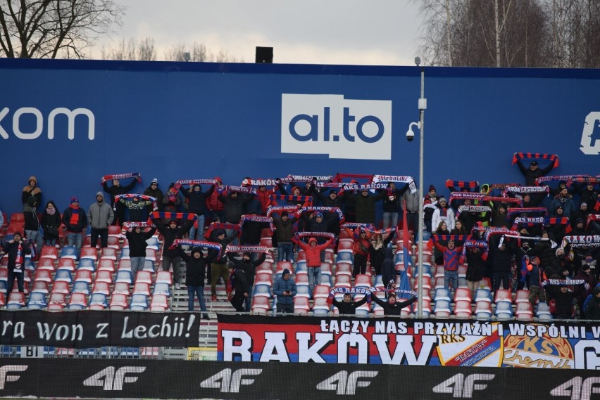 Kibice na meczu Raków-Piast. Stadion był wypełniony po...