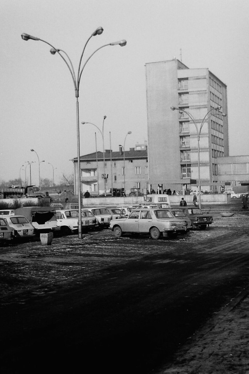 Samochody na parkingu przed siedzibą Wojewódzkiej Rady...