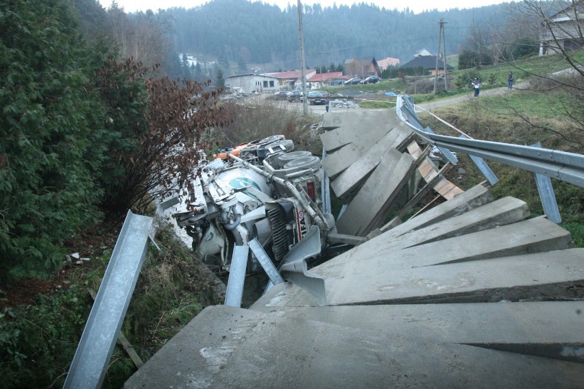 Samochód - „gruszka" załamał most w Piątkowej