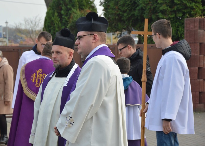 Malbork. Z okazji Wszystkich Świętych przeszli w procesji po Cmentarzu Komunalnym [ZDJĘCIA]