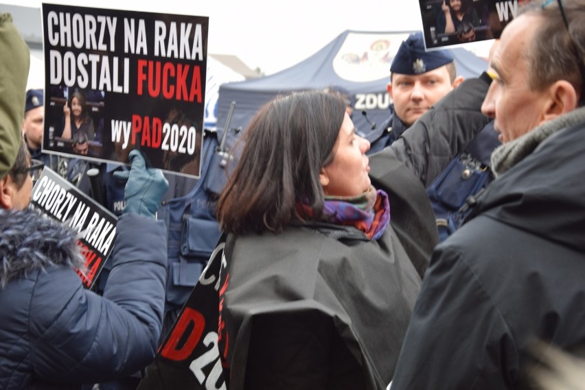 Wiec wyborczy Andrzeja Dudy w Łowiczu i grupa protestujących...
