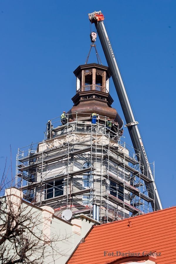 Montują hełmy na wieży w Świdnicy