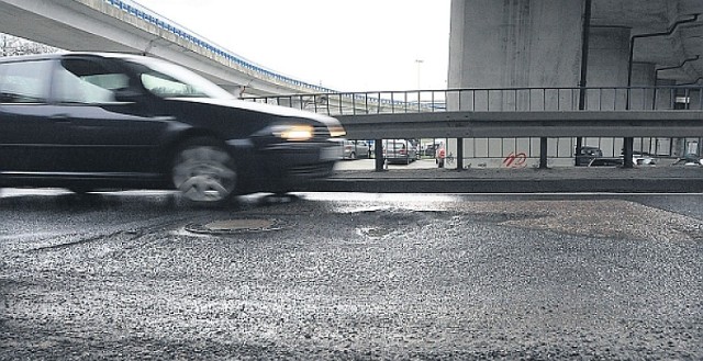 Kierowcy muszą uważać przy wjeździe na estakadę Trasy Zamkowej. ...