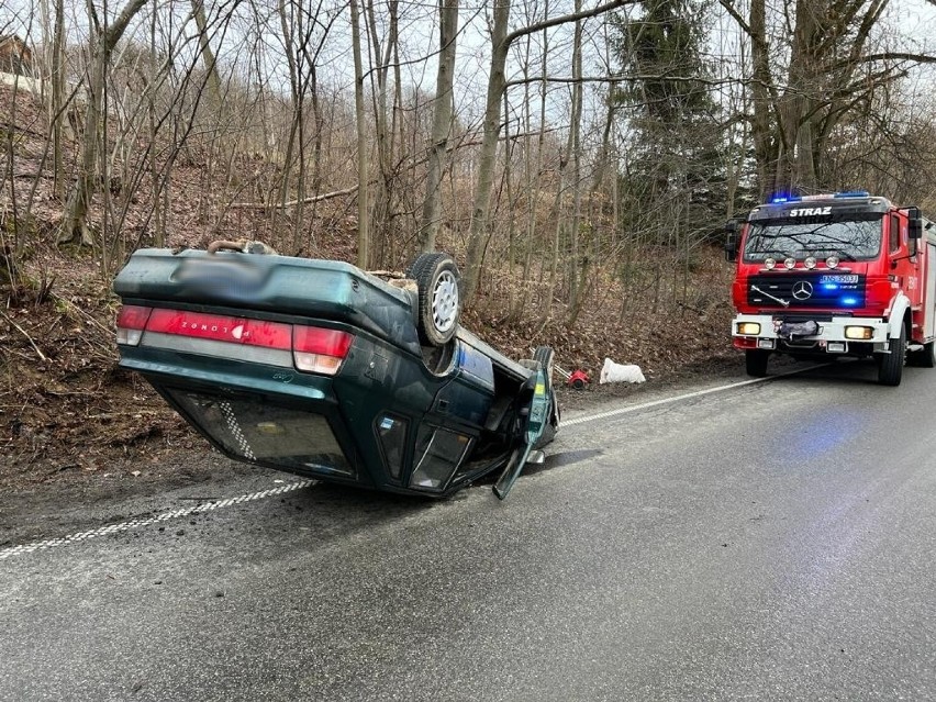 Miłkowa wypadek. Dachowanie poloneza caro. Auto wpadło w poślizg