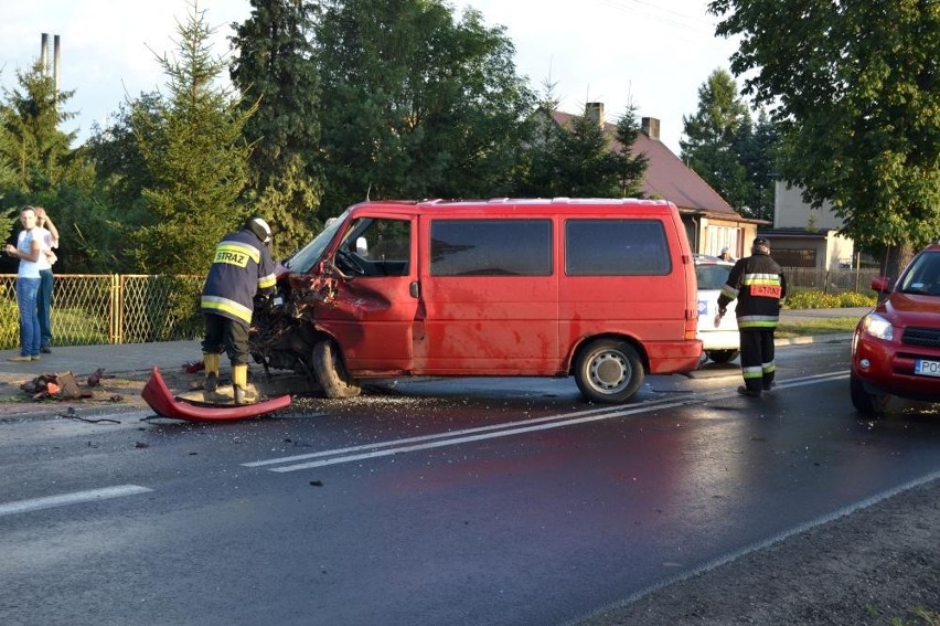 Powiat ostrowski: Bus zderzył się z ciężarówką w Pogrzybowie. Jedna osoba w szpitalu [ZDJĘCIA]