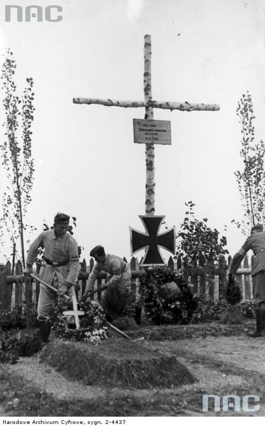 Niemiecki cmentarz wojskowy w okolicy Bydgoszczy.
Służba...