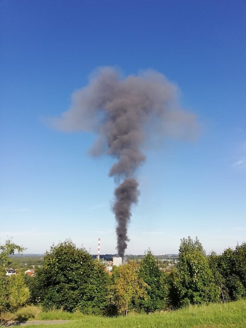 Pali się stara gumownia w Chełmku. Dym widać nawet w miastach województwa śląskiego