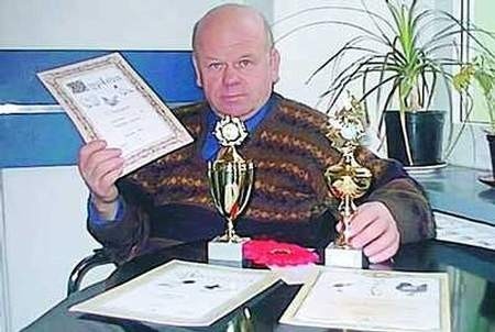 Czesław Kawecki prezentuje trofea zdobyte w Poznaniu.