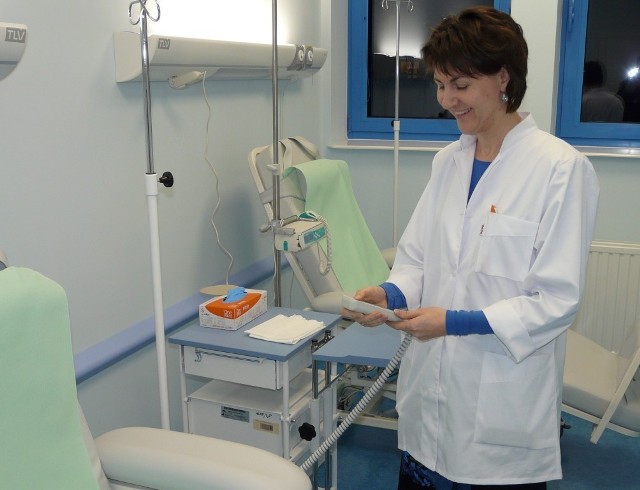 Doktor Katarzyna Szydłowska-Pazera, szefowa oddziału dziennej chemioterapii w Szpitalu Powiatowym w Radomsku przy jednym ze stanowisk