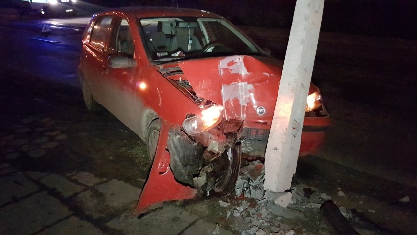 Wypadek na Wróblewskiego w Łodzi. Młody kierowca wjechał w latarnię [ZDJĘCIA]