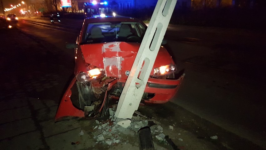 Wypadek na Wróblewskiego w Łodzi. Młody kierowca wjechał w latarnię [ZDJĘCIA]