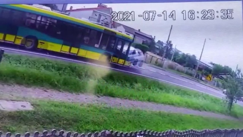  Autobus czołowo zderzył się z osobówką. Kierowca skody w ciężkim stanie. Do wypadku doszło w Wieszowie