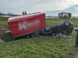 Dwie osoby ranne w wypadku na autostradzie A4 na Opolszczyźnie. Samochód osobowy z przyczepką wypadł z drogi
