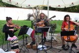 Klimatyczny koncert w Pałacyku Zielińskiego w Kielcach. Artyści zabrali w „Podróż do ludowej tradycji muzyki słowiańskiej” [ZDJĘCIA]