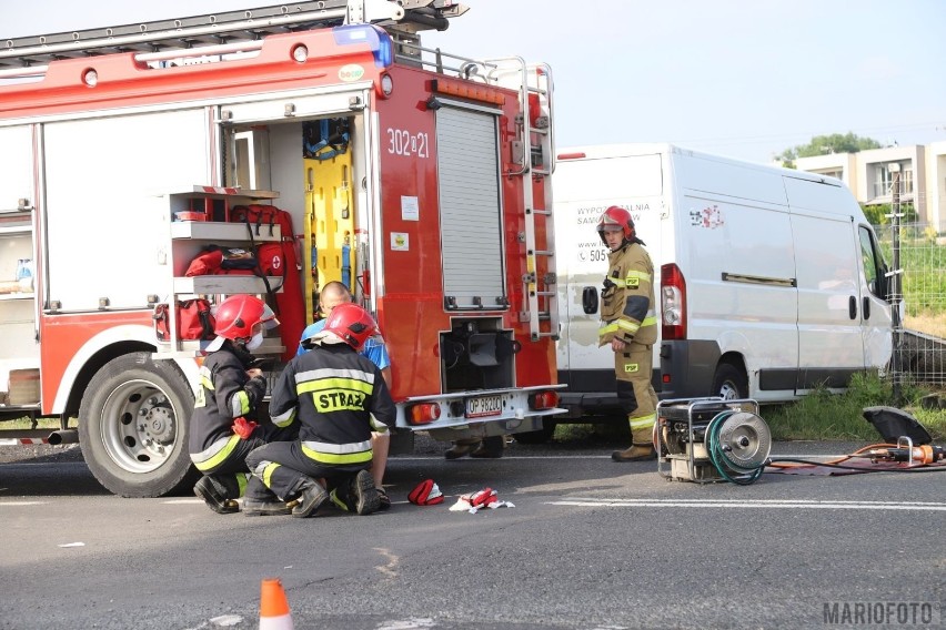 Wypadek na ul. Krapkowickiej w Opolu. Na DK 45 zderzył się bus z autem osobowym. Trzy osoby ranne