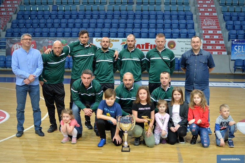 Salamander mistrzem 4. edycji Włocławskiej Futsal Ligi [wyniki 11. kolejki, wyróżnienia, drużyna gwiazd, zdjęcia z zakończenia]