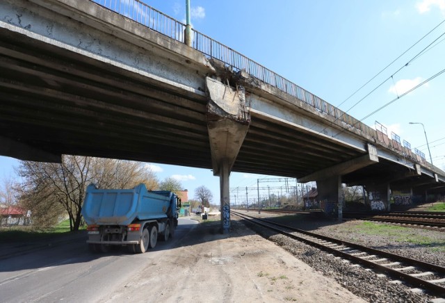 Wiadukt na ulicy Lubelskiej/Żeromskiego w Radomiu, w tle miejsce, gdzie będzie peron wyspowy przystanku kolejowego Radom Wschód.