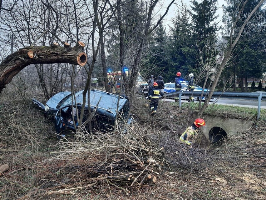 Citroen wypadł z drogi i wylądował w fosie przy wjeździe do...